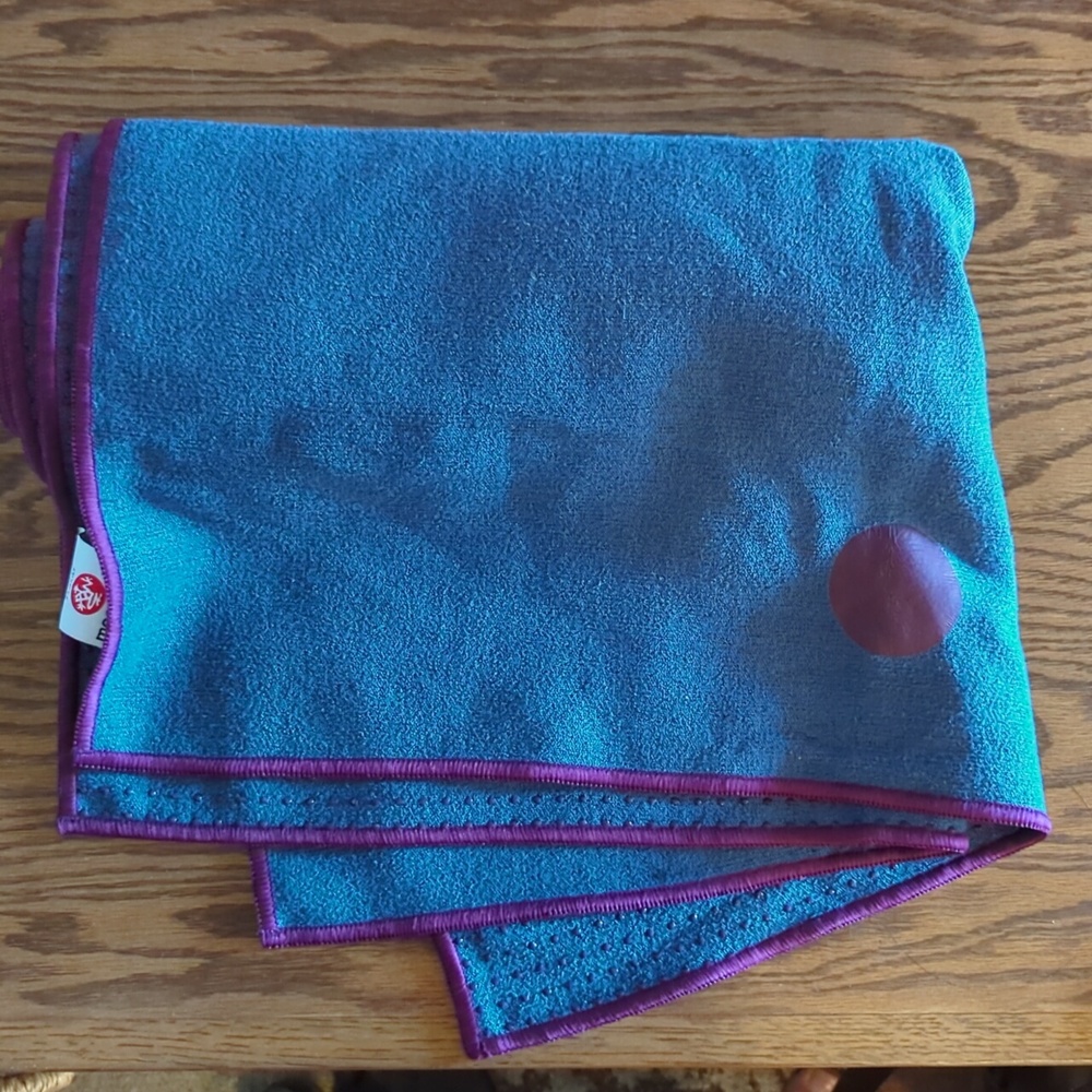 Manduka YogiToes yoga towel, purple, standard size